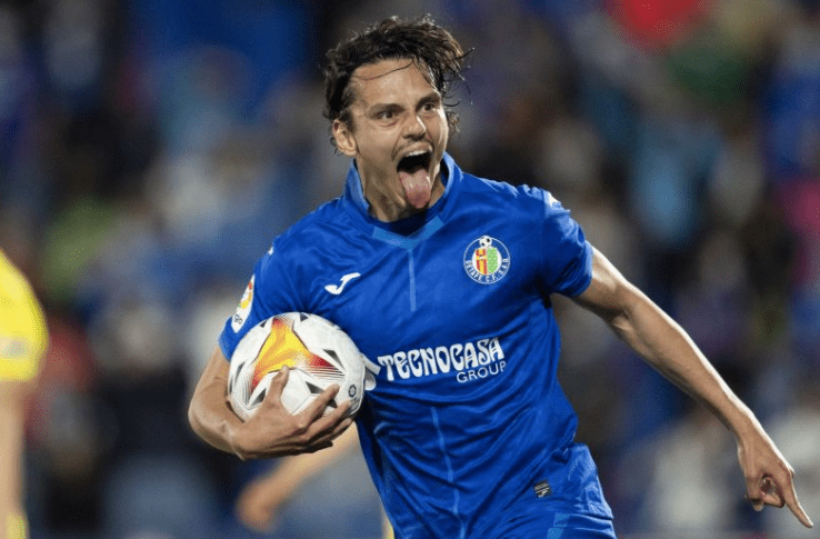 九游体育平台 -辽宁本钢训练开放日；赛后止住颓势引欢呼；欧冠在即；年轻球员得到机会 